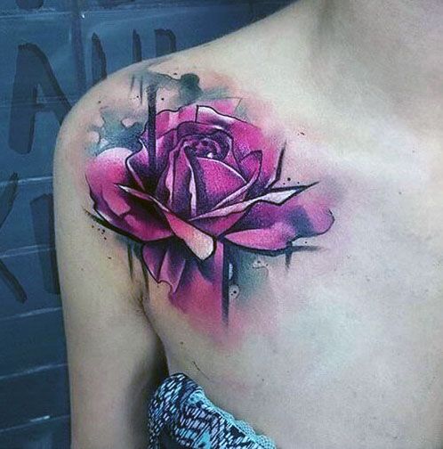 tatuaże damskie róża na ramieniu 